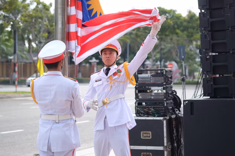 Thượng cờ Malaysia.