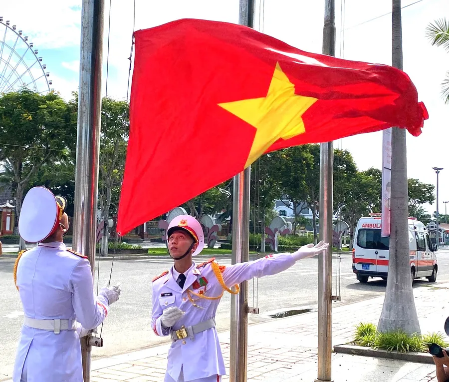 Thực hiện nghi thức Thượng cờ Việt Nam. 