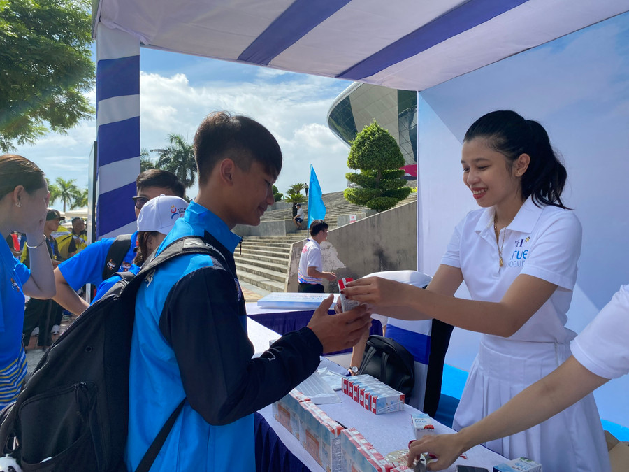 Các vận động viên được tặng sữa tại Đại hội. Các vận động viên được tặng sữa tại Đại hội.