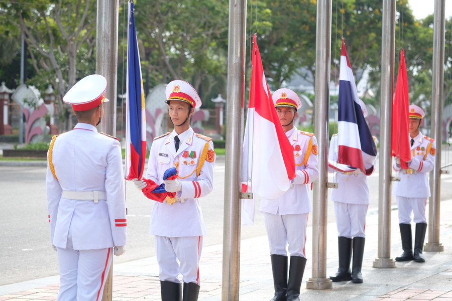 Đây là nghi thức quan trọng đánh dấu sự có mặt chính thức của các đoàn thể thao học sinh đại diện 10 quốc gia Đông Nam Á tham dự sự kiện. Đây là nghi thức quan trọng đánh dấu sự có mặt chính thức của các đoàn thể thao học sinh đại diện 10 quốc gia Đông Nam Á tham dự sự kiện.