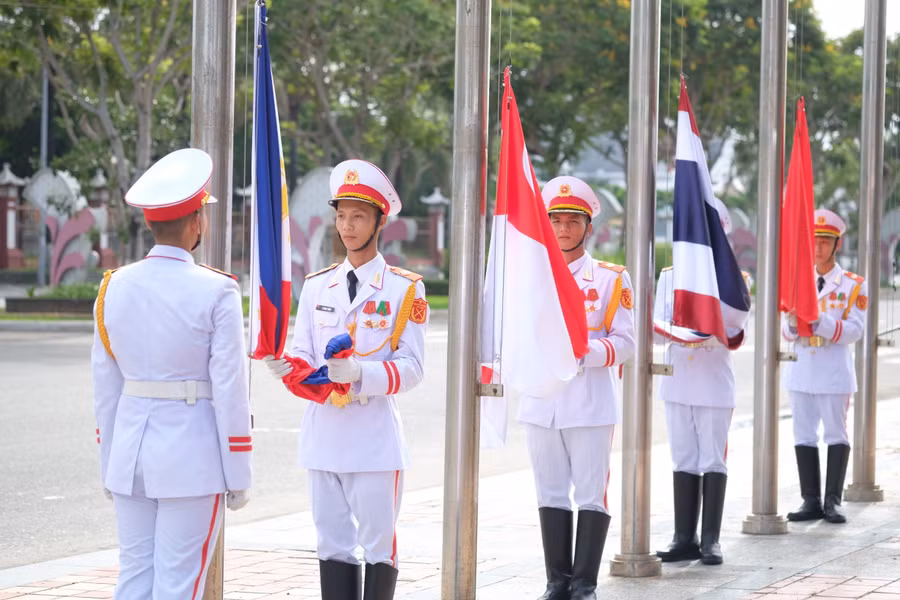 Đây là nghi thức quan trọng đánh dấu sự có mặt chính thức của các đoàn thể thao học sinh đại diện 10 quốc gia Đông Nam Á tham dự sự kiện.