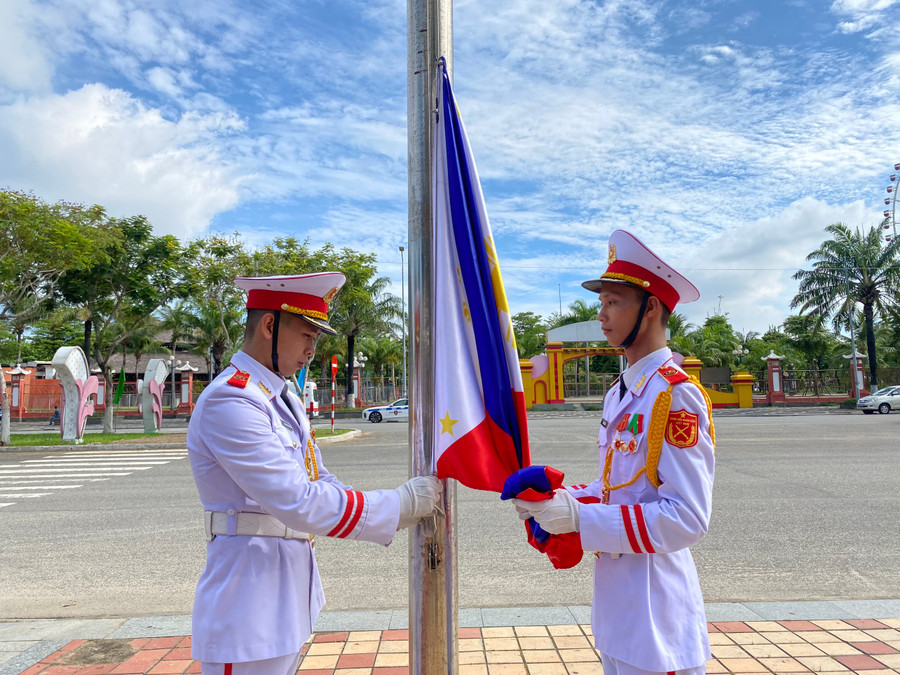 Đội nghi lễ thực hiện nghi thức gắn quốc kỳ các nước. Đội nghi lễ thực hiện nghi thức gắn quốc kỳ các nước.