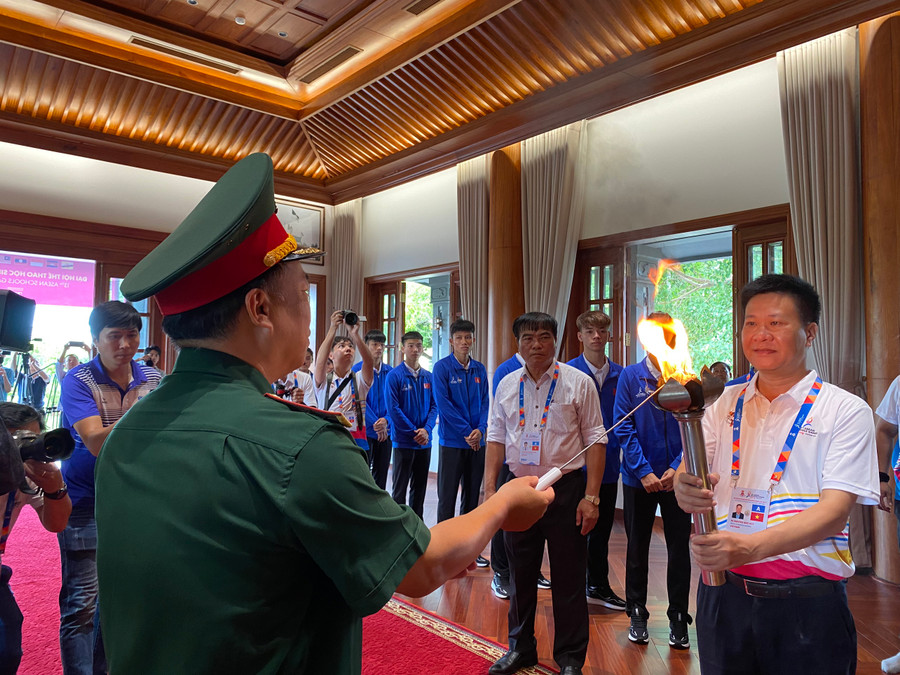 Trung tá Thân Ngọc Huệ - Giám đốc Bảo tàng Hồ Chí Minh, chi nhánh Quân khu 5 đã lấy lửa từ đài lửa Bảo tàng, sau đó châm lửa vào đuốc của đoàn rước đuốc.
