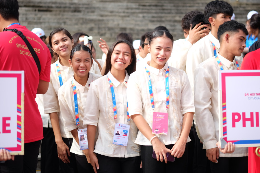 Các vận động viên đoàn Philippines tươi cười. Các vận động viên đoàn Philippines tươi cười.