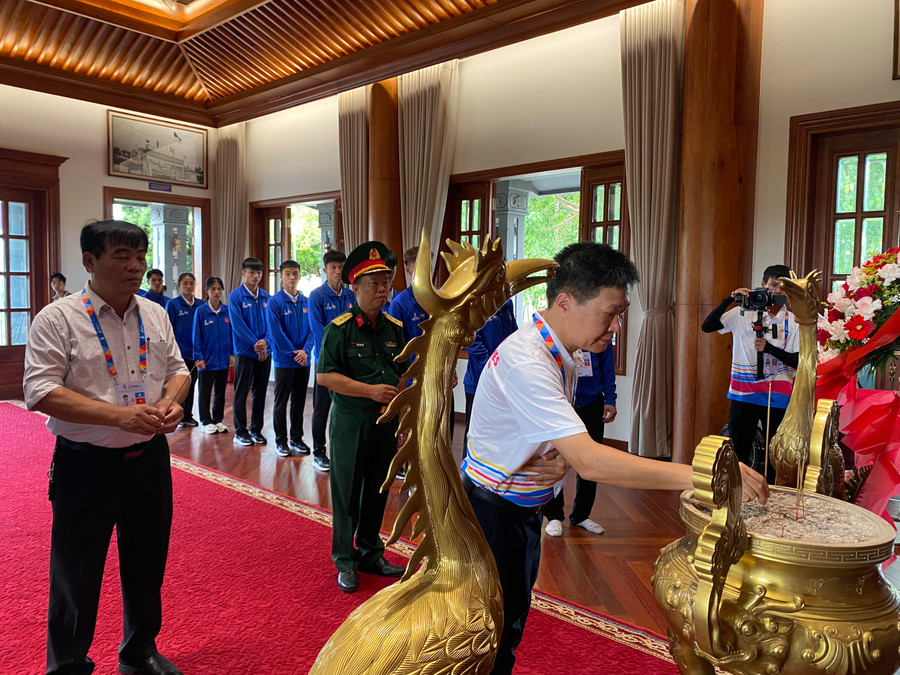 Các đại biểu dâng hương Chủ tịch Hồ Chí Minh.