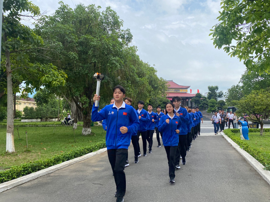 Các vận động viên thực hiện nghi thức rước đuốc Đại hội. 