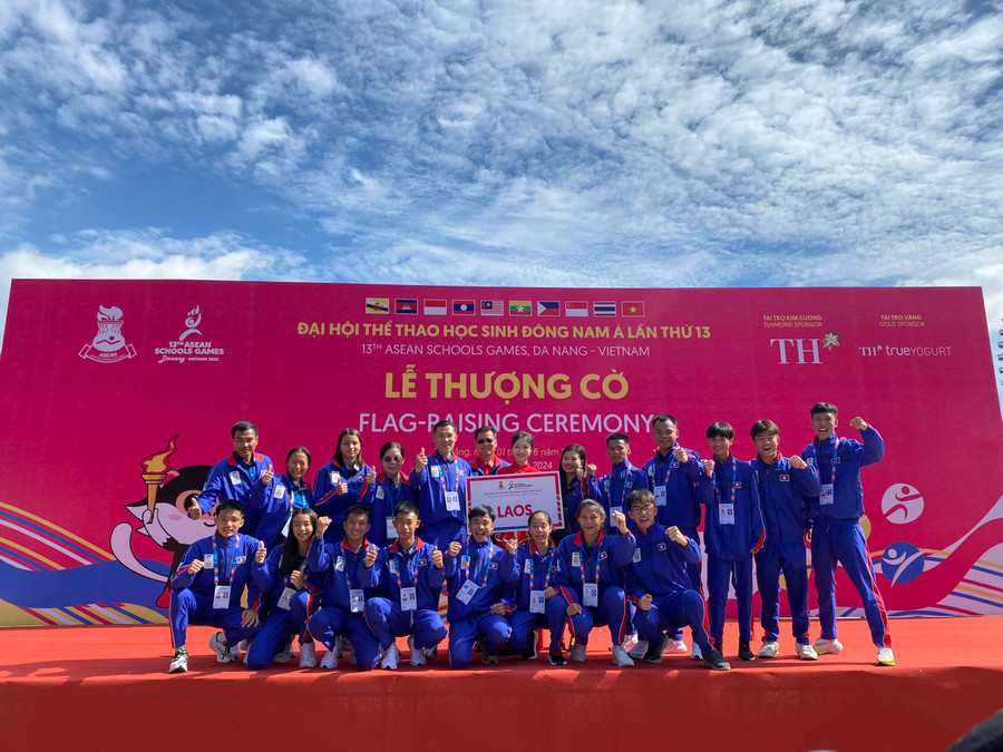 Đoàn thể thao học sinh Lào chụp ảnh lưu niệm. Đoàn thể thao học sinh Lào chụp ảnh lưu niệm.