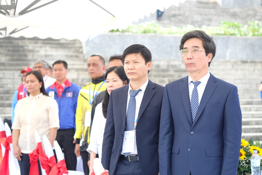 Các đại biểu Việt Nam và Bộ GD&ĐT, các Trưởng đoàn Thể thao thực hiện nghi thức chào cờ. Các đại biểu Việt Nam và Bộ GD&ĐT, các Trưởng đoàn Thể thao thực hiện nghi thức chào cờ.