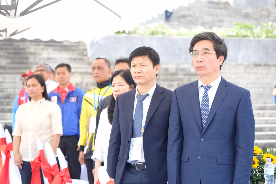 Các đại biểu Việt Nam và Bộ GD&amp;ĐT, các Trưởng đoàn Thể thao thực hiện nghi thức chào cờ.