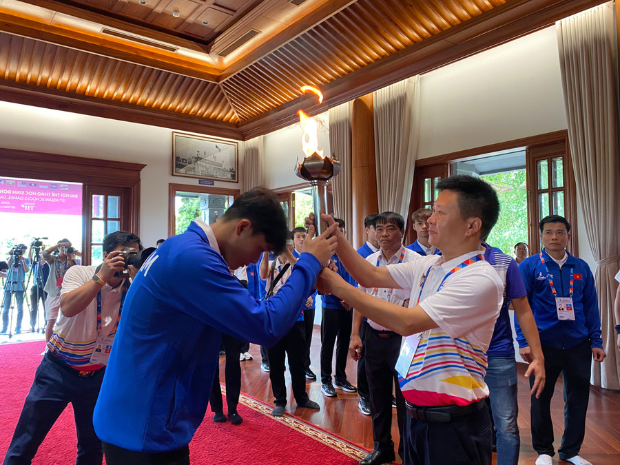 Ông Nguyễn Nho Huy - Phó Vụ trưởng Vụ Giáo dục Thể chất (Bộ GD&amp;ĐT) trao đuốc lại cho các vận động viên.