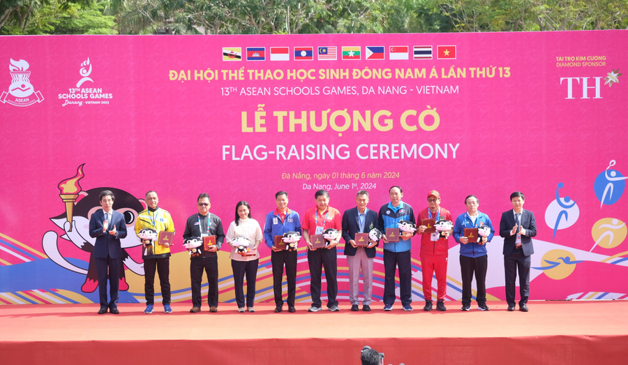 Đại diện lãnh đạo UBND TP Đà Nẵng và lãnh đạo Vụ Giáo dục Thể chất (Bộ GD&ĐT) trao quà lưu niệm cho các Trưởng đoàn thể thao. Đại diện lãnh đạo UBND TP Đà Nẵng và lãnh đạo Vụ Giáo dục Thể chất (Bộ GD&ĐT) trao quà lưu niệm cho các Trưởng đoàn thể thao.