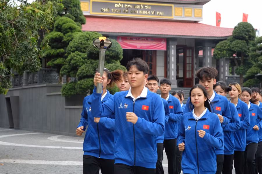 Các vận động viên rước đuốc rời khỏi Bảo tàng Hồ Chí Minh, chi nhánh Quân khu 5.