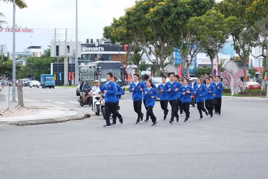 Đoàn rước đuốc về tới Cung Thể thao Tiên Sơn, TP Đà Nẵng.