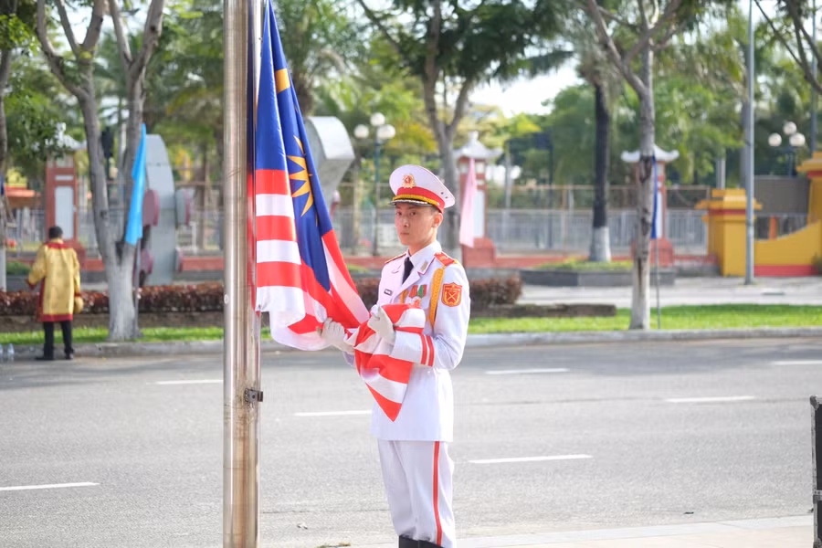 Các chiến sĩ Quân đội nhân dân Việt Nam tham gia lễ Thượng cờ.