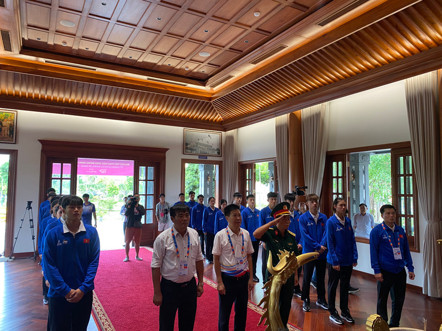 Tham dự Lễ rước đuốc có đại diện Vụ Giáo dục thể chất (Bộ GD&amp;ĐT), đại diện Sở Văn hoá Thể thao TP Đà Nẵng và 16 VĐV ưu tú của Đoàn thể thao học sinh Việt Nam.