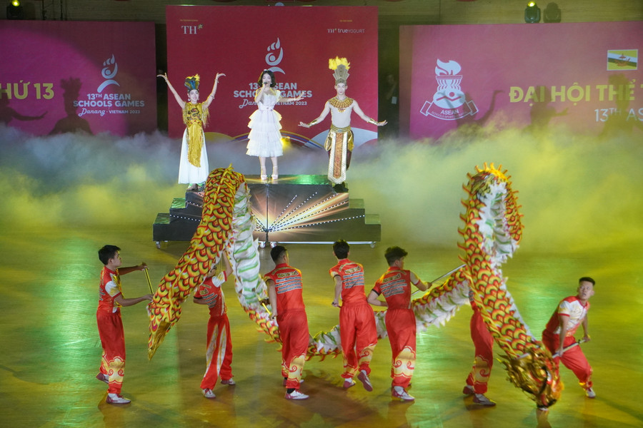 Tái hiện hình ảnh Âu Cơ và Lạc Long Quân.