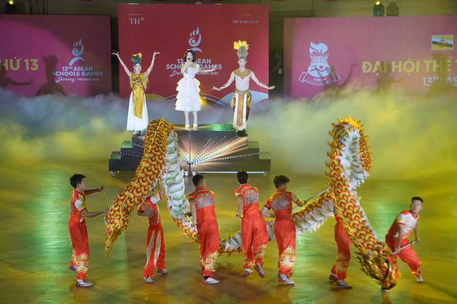 Tái hiện hình ảnh Âu Cơ và Lạc Long Quân.