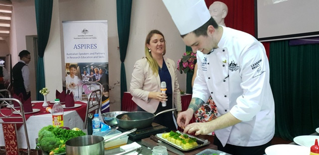 Cựu sinh viên Australia trình diễn kỹ thuật chế biến món ăn