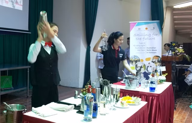 Màn trình diễn pha chế cocktail của sinh viên Việt Nam