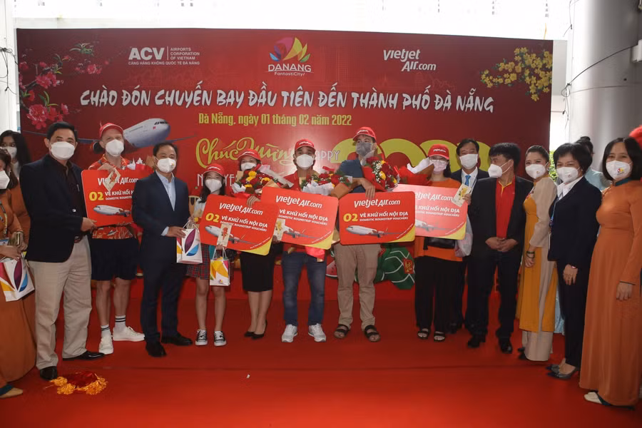 Đại diện Sở Du lịch tặng 5 cặp vé máy bay khứ hồi của Vietjet Air dành dành cho 5 hành khách may mắn nhất.