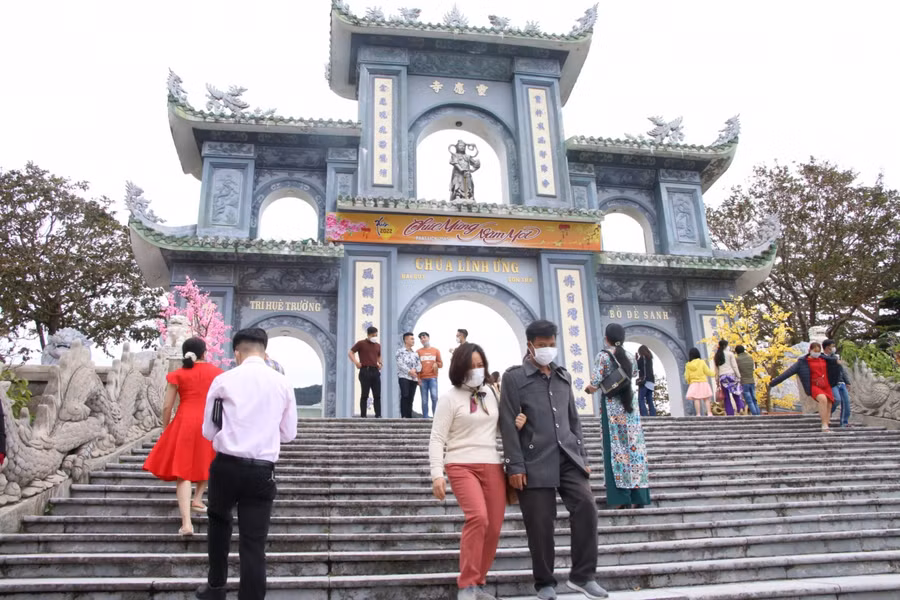 Khu vực Chùa Linh Ứng ở bán đảo Sơn Trà cũng có nhiều người dân đến du Xuân.