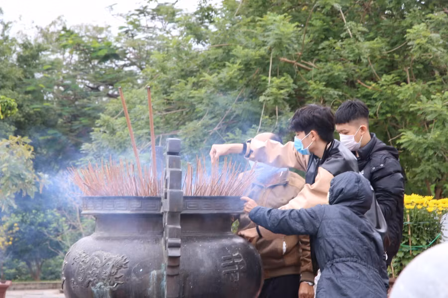 Người dân thắp hương cầu may mắn.