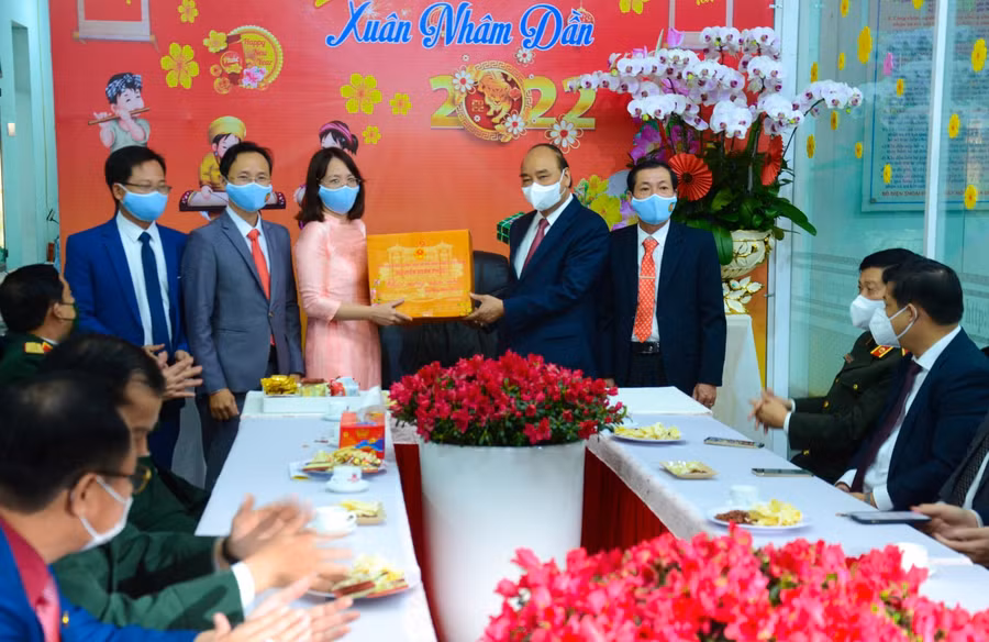 Chủ tịch nước Nguyễn Xuân Phúc thăm và tặng quà Tết cho cán bộ, nhân dân phường Thuận Phước (quận Hải Châu, TP Đà Nẵng).