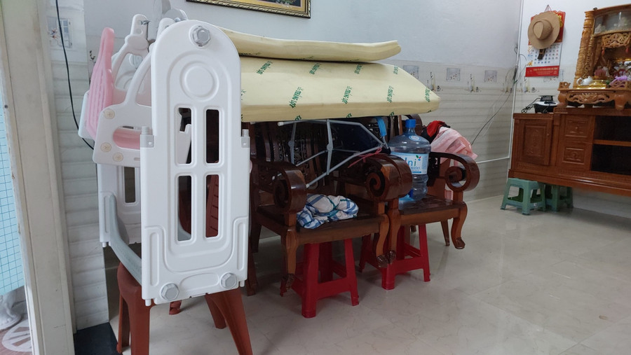 Người dân kê cao đồ đạc đề phòng nước lụt trở lại. (Ảnh: Hoàng Vinh) Người dân kê cao đồ đạc đề phòng nước lụt trở lại. (Ảnh: Hoàng Vinh)