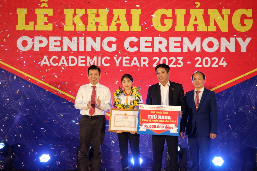 Đại diện Đại học Đà Nẵng và Trường VKU trao giấy khen và học bổng cho tân thủ khoa Võ Ngọc Minh. (Ảnh: Hoàng Vinh) Đại diện Đại học Đà Nẵng và Trường VKU trao giấy khen và học bổng cho tân thủ khoa Võ Ngọc Minh. (Ảnh: Hoàng Vinh)