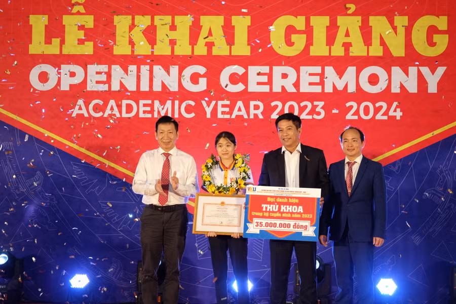Đại diện Đại học Đà Nẵng và Trường VKU trao giấy khen và học bổng cho tân thủ khoa Võ Ngọc Minh. (Ảnh: Hoàng Vinh)