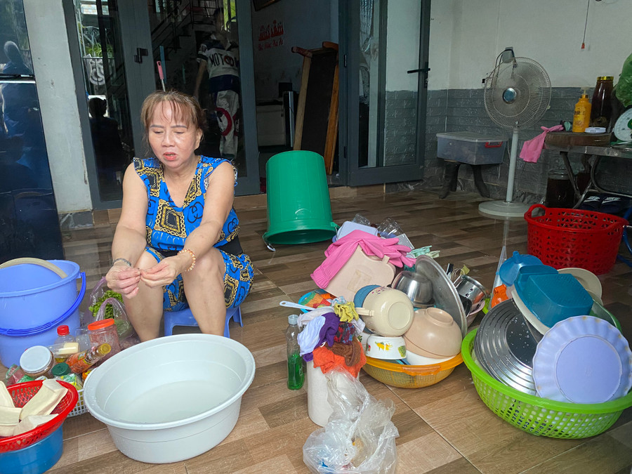 Bà Vân vừa dọn dẹp rửa xong vật dụng bị dính bùn non sau trận lụt. (Ảnh: Hoàng Vinh) Bà Vân vừa dọn dẹp rửa xong vật dụng bị dính bùn non sau trận lụt. (Ảnh: Hoàng Vinh)