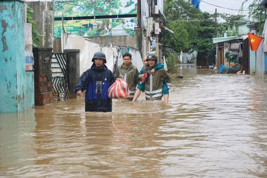 Sáng 17/10, lực lượng chức năng sơ tán người dân tại đường Mẹ Suốt đến nơi an toàn. Ảnh: Sơn Nguyễn