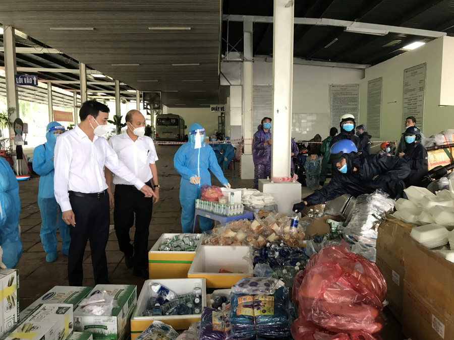 Ông Lê Trung Chinh - Chủ tịch UBND TP Đà Nẵng đang kiểm tra việc hỗ trợ cho người dân từ miền Nam về quê.