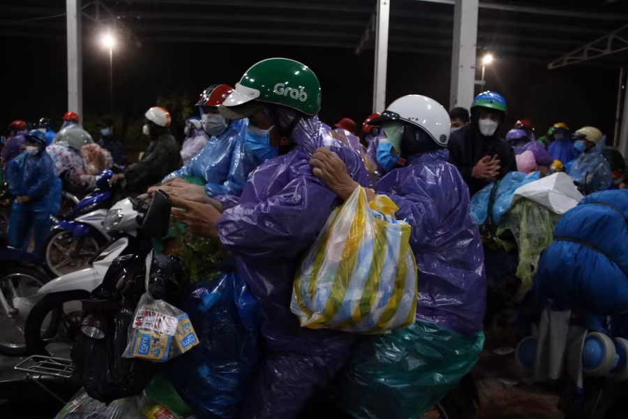 Người dân đồ đạc lỉnh kỉnh cùng đèo nhau vượt ngàn cây số trở về quê.