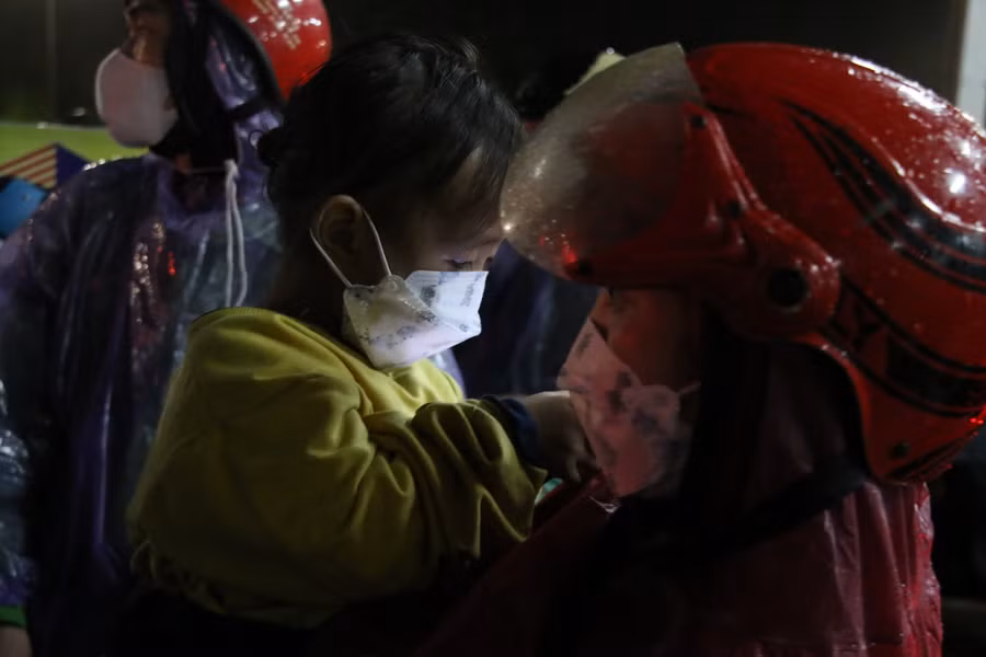 Những đứa trẻ cùng cha mẹ trở về quê sau khoảng thời gian khó khăn nơi "đất khách quê người" vì dịch Covid-19