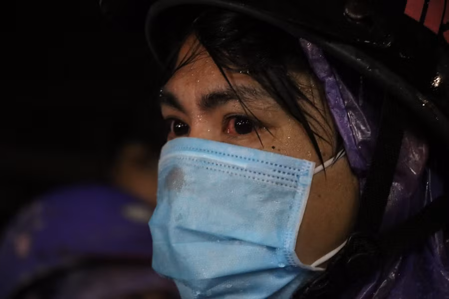 Ánh mắt đỏ hoe của anh Nghĩa khi vượt quãng đường hàng ngàn cây số trở về quê.