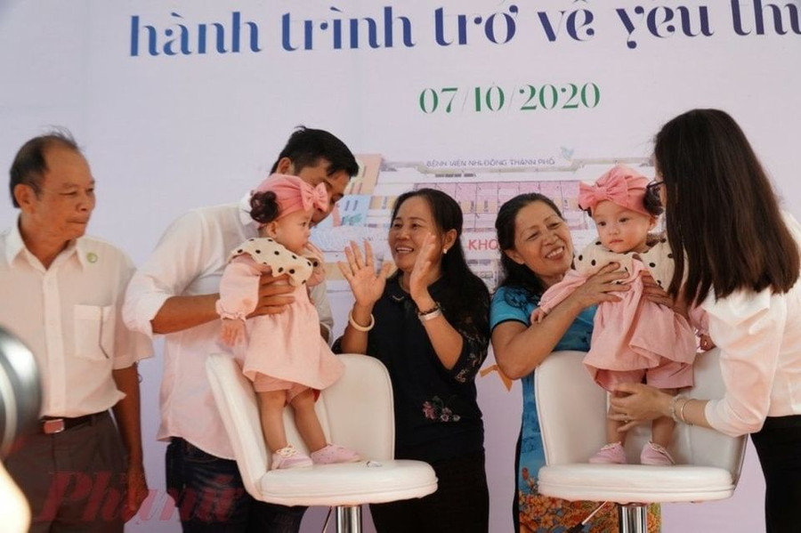 Xúc động giây phút cặp song sinh Trúc Nhi-Diệu Nhi xuất viện ảnh 5 Xúc động giây phút cặp song sinh Trúc Nhi-Diệu Nhi xuất viện ảnh 5