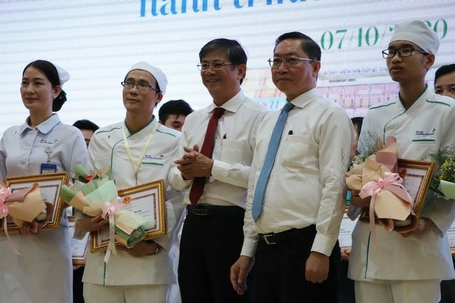 Đại diện lãnh đạo Sở Y tế TPHCM trao bằng khen cho 93 y bác sỹ tham gia ca đại phẫu thuật tách rời cặp song sinh. (Ảnh: BVCC). Đại diện lãnh đạo Sở Y tế TPHCM trao bằng khen cho 93 y bác sỹ tham gia ca đại phẫu thuật tách rời cặp song sinh. (Ảnh: BVCC).