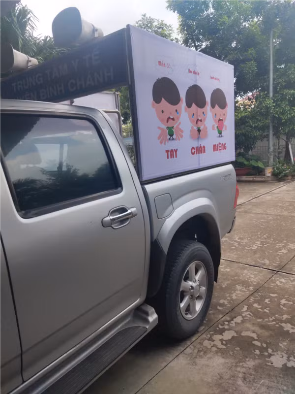 Xe tuyên truyền lưu động về công tác phòng chống dịch bệnh của Trung tâm Y tế huyện Bình Chánh.