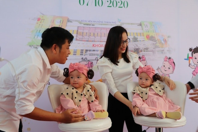 Hai bé Trúc Nhi và Diệu Nhi bên vòng tay của bố mẹ (Ảnh: BVCC). Hai bé Trúc Nhi và Diệu Nhi bên vòng tay của bố mẹ (Ảnh: BVCC).
