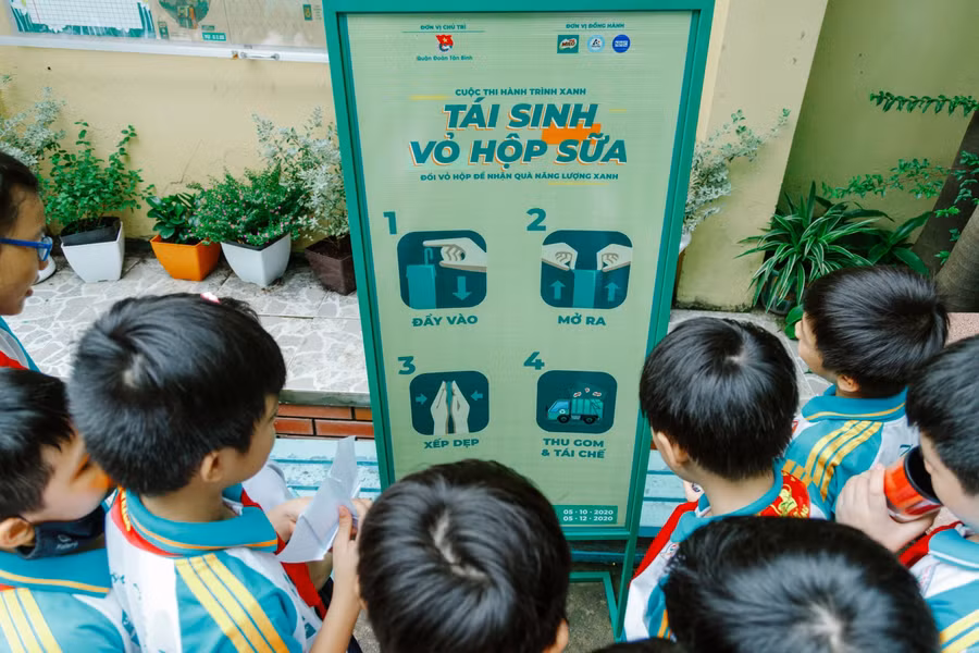 Học sinh tìm hiểu 4 bước thu gom tái chế hộp sữa