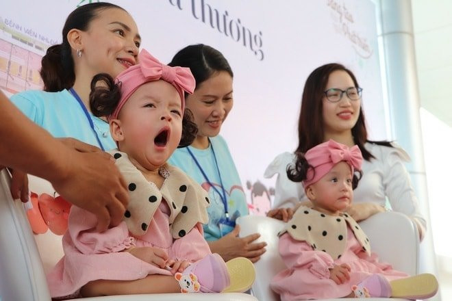 Trúc Nhi và Diệu Nhi trở về nhà và bắt đầu hành trình với cuộc sống bình thường như bao đứa trẻ khác (Ảnh: BVCC).