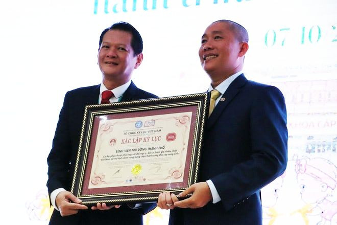 Đại diện Tổ chức Kỷ lục Việt Nam đã trao tặng Bệnh viện Nhi đồng TPHCM giấy chứng nhận xác lập kỷ lục (Ảnh: BVCC). Đại diện Tổ chức Kỷ lục Việt Nam đã trao tặng Bệnh viện Nhi đồng TPHCM giấy chứng nhận xác lập kỷ lục (Ảnh: BVCC).