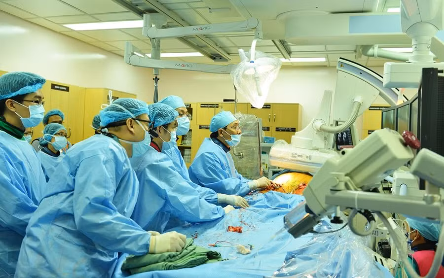 GS.TS.BS Trương Quang Bình và ê kíp thực hiện kỹ thuật Thay van động mạch chủ qua ống thông (TAVI) (Ảnh:BVCC)