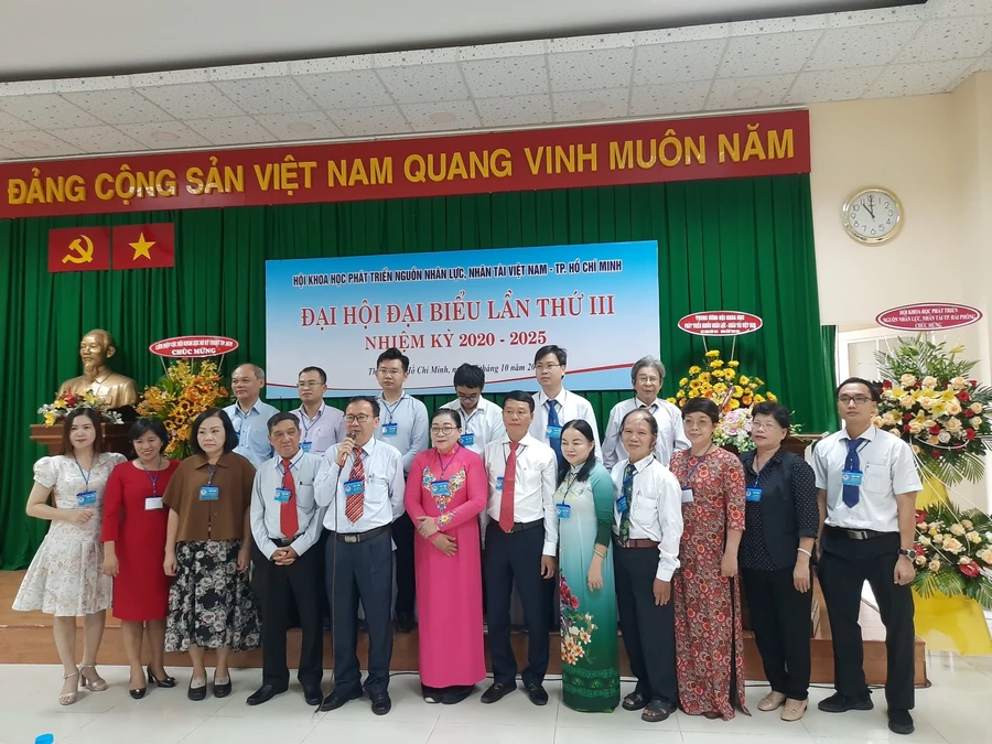 ThS Lê Như Hùng (thứ 5 bên trái) cùng các thành viên Ban chấp hành Hội KHPT NNLNT Việt Nam TPHCM khóa III năm 2020-2025