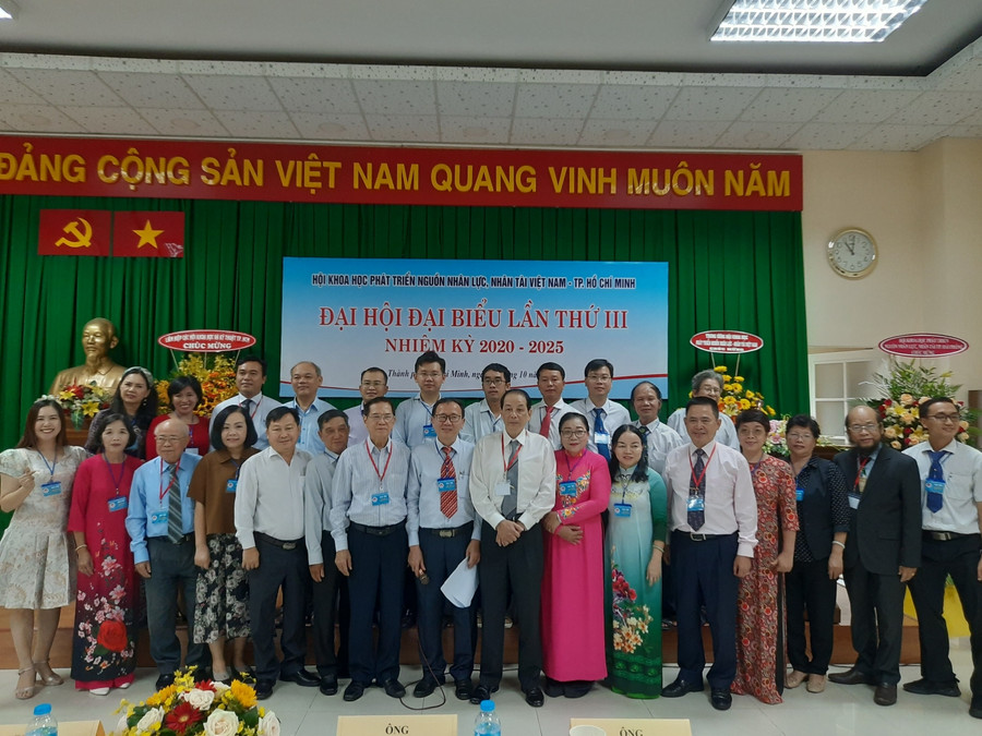 Các đại biểu chụp hình lưu niệm cùng với Ban chấp hành Hội khóa III nhiệm kỳ 2020-2025 Các đại biểu chụp hình lưu niệm cùng với Ban chấp hành Hội khóa III nhiệm kỳ 2020-2025