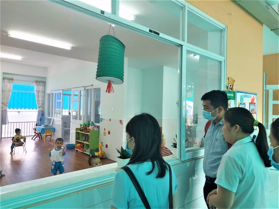 Đoàn giám sát công tác phòng chống bệnh Tay chân miệng tại trường học ở huyện Bình Chánh TPHCM. (Ảnh: HCDC).