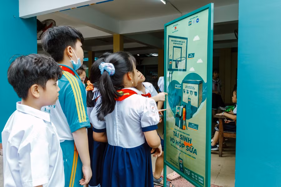 Học sinh tìm hiểu thông tin về cuộc thi