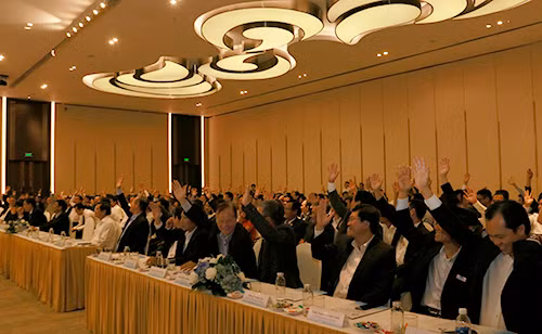 100% đại biểu đồng ý thống nhất Ban đại diện cộng đồng Cựu sinh viên Phú Thọ - Bách Khoa nhiệm kỳ 2020 – 2023 do ông Trần Bá Dương – Chủ tịch Hội đồng quản trị Công ty cổ phần ô tô Trường Hải (THACO) làm Chủ tịch và 20 phó chủ tịch trực thuộc đại diện cho trường học, doanh nghiệp (Ảnh: Thy Huyền)