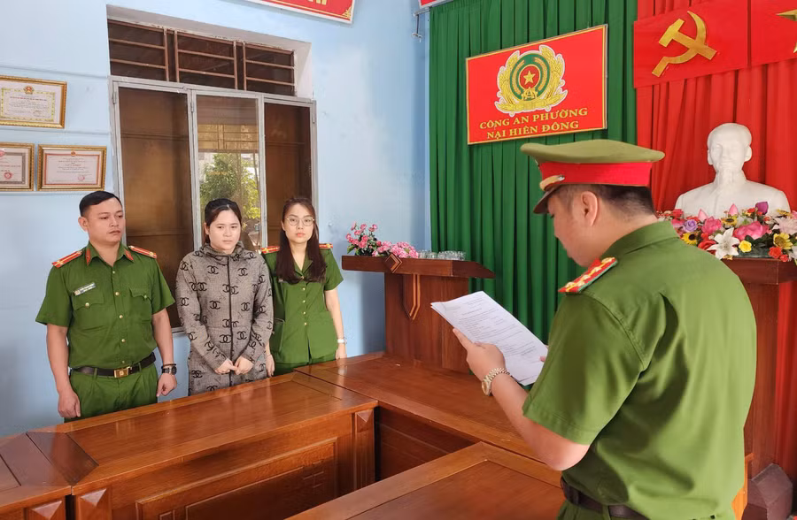 Công an tống đạt quyết định khởi tố vụ án, khởi tố bị can đối với Phạm Thị Quyên. (Ảnh: Công an Đà Nẵng)